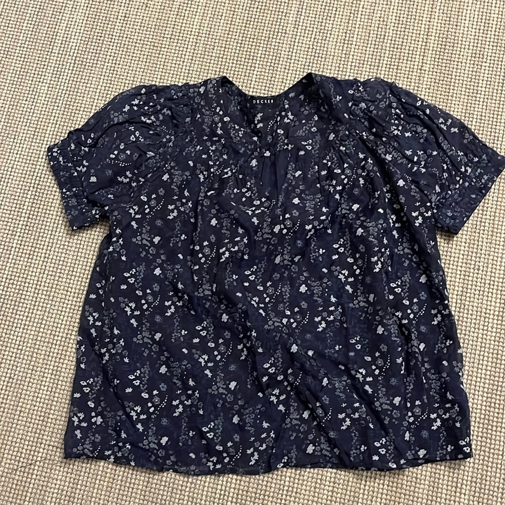 Women’s Decker short sleeve blouse barely worn size large